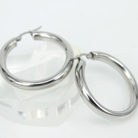 18K white gold plated hoop earrings - Picture 3 of 3